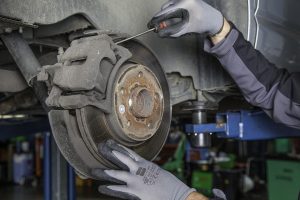 Monteur voert APK keuring Best uit aan voertuig, controleert remmen en veiligheidssystemen