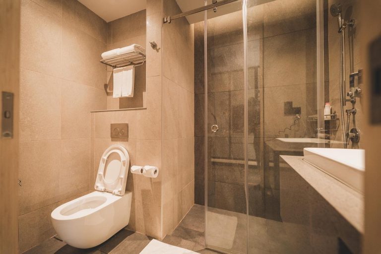 Luxe badkamer met elegante inrichting, moderne accessoires en hoogwaardige materialen van De Badzaak