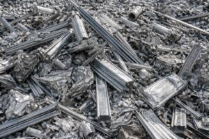 Gescheiden aluminium schroot in verschillende vormen, wachtend op verwerking voor optimale aluminium prijzen