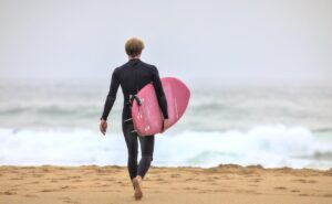 Chiropractie Malden voorbereiding zomer - man strekt rug na behandeling